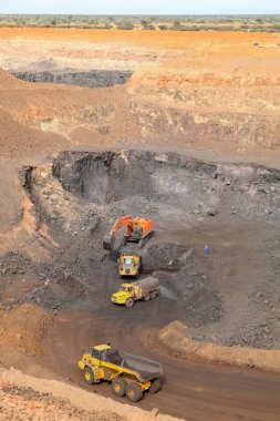 Açık çukur Mining - Manganez Cevheri zengin rock kazma ve kaya damperli kamyonlar için işleme üzerine yükleme Ekskavatör