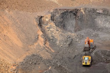 Açık çukur Mining - Manganez Cevheri zengin rock kazma ve kaya damperli kamyonlar için işleme üzerine yükleme Ekskavatör