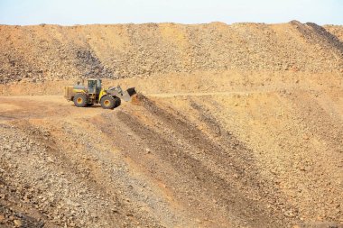 Açık çukur madenciliği mangan - ön uç yükleyici dışında cevheri zengin taş ve kaya damperli kamyonlar için işleme üzerine yükleme