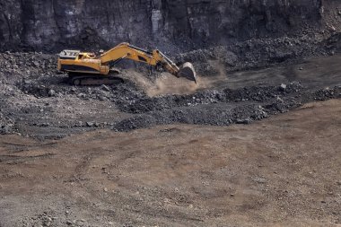 Açık çukur Mining - Manganez Cevheri zengin rock kazma ve kaya damperli kamyonlar için işleme üzerine yükleme Ekskavatör