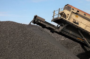 Büyük işlenmiş manganez zengin cevheri kaya yığınları