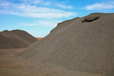 Büyük işlenmiş manganez zengin cevheri kaya yığınları