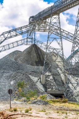 Cevheri yığınları taşındı ve saklanan platin madencilik ve işleme cevheri, varlık rock.