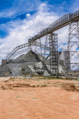 Cevheri yığınları taşındı ve saklanan platin madencilik ve işleme cevheri, varlık rock.