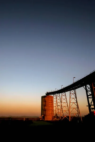 Silhouet Van Een Mijnbouw Silo Transportband Riemen Een Platinum Mine — Stockfoto