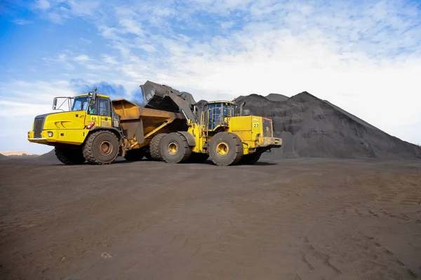 Camión Volquete Minería Que Transporta Mineral Manganeso Para Procesamiento Almacenamiento — Foto de Stock