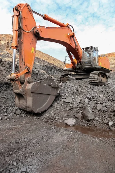 露天矿锰矿 挖掘富矿岩石并将其装载到岩石倾卸卡车上进行加工 — 图库照片