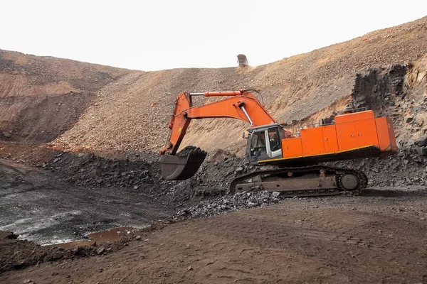 Open Pit Manganese Mining Excavator Digging Out Ore Rich Rock — Stock Photo, Image