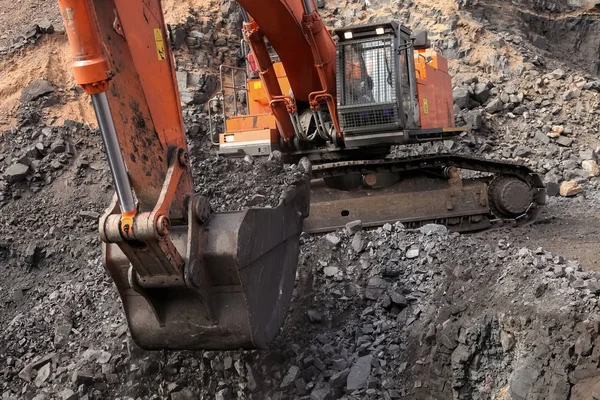 露天掘りマンガン鉱山の鉱石の豊かな岩を掘り ロック処理ダンプ トラックにロードの掘削機 — ストック写真