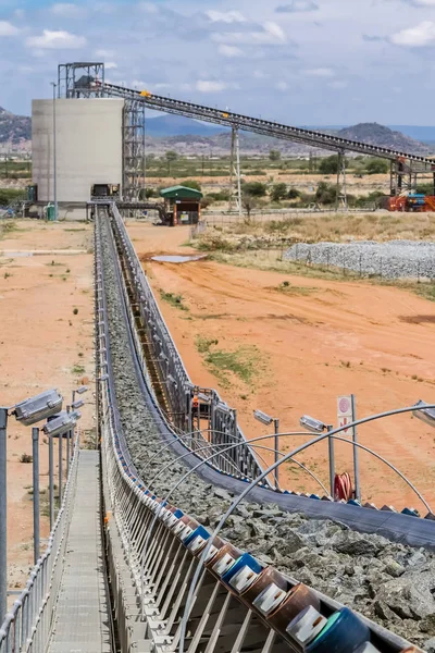 Cevheri yığınları taşındı ve saklanan platin madencilik ve işleme cevheri, varlık rock.