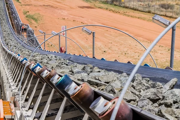 Platin madencilik ve işleme cevheri, Platin rock bir Konveyör bant üzerinde taşınıyor