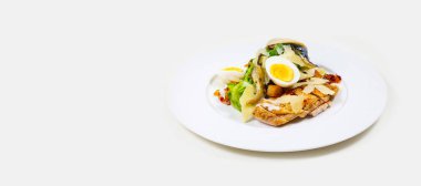 Yumurta ve peynir izole beyaz bir arka plan üzerinde beyaz bir tabakta Tavuk salatası