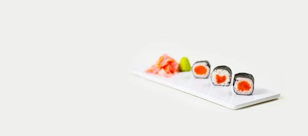 Sushi Piatto Bianco Uno Sfondo Bianco Isolato — Foto Stock