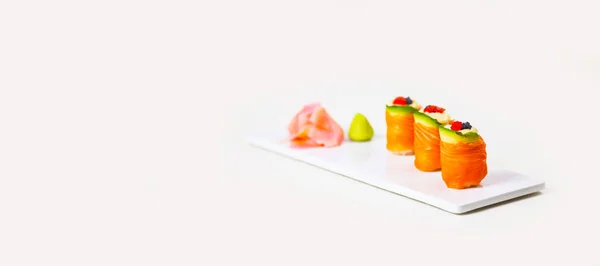 Sushi Piatto Bianco Uno Sfondo Bianco Isolato — Foto Stock