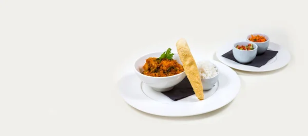 Indian Curry Una Ciotola Bianca Con Riso Piatto Bianco Uno — Foto Stock