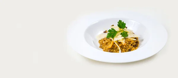 Risotto Champiñones Con Parmesano Bol Blanco Sobre Fondo Blanco Aislado —  Fotos de Stock