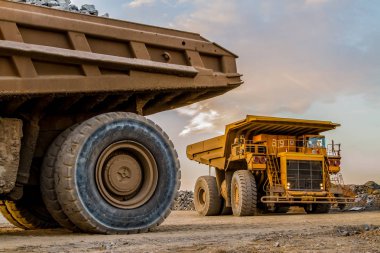 Damperli kamyonlar işleme için platin cevher taşıma