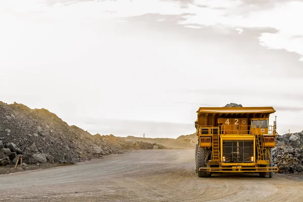 Camions Benne Basculante Transportant Minerai Platine Pour Traitement — Photo