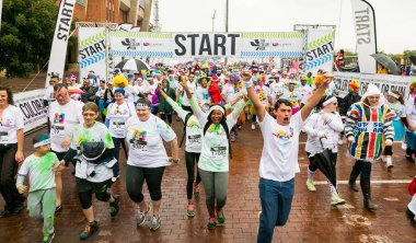 Pretoria, Güney Afrika, 14 Mayıs 2016, farklı insanlar renk çalıştırmak maraton Pretoria çalıştırmak için