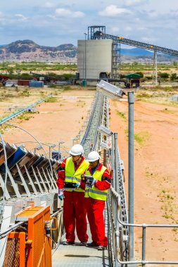 Rustenburg, Güney Afrika, 15 Ekim 2012, konveyör bant hasarı kontrol incelemesi güvenlik müfettişleri ile işleme için platin cevher taşıma