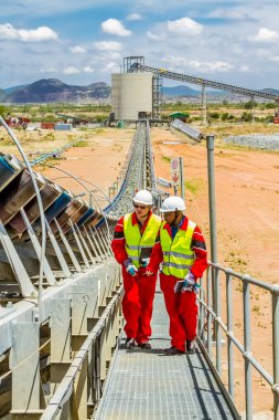 Rustenburg, Güney Afrika, 15 Ekim 2012, konveyör bant hasarı kontrol incelemesi güvenlik müfettişleri ile işleme için platin cevher taşıma