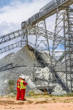 Rustenburg, Güney Afrika, 15 Ekim 2012, konveyör bant hasarı kontrol incelemesi güvenlik müfettişleri ile işleme için platin cevher taşıma