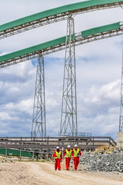 Rustenburg, Güney Afrika, 15 Ekim 2012, konveyör bant hasarı kontrol incelemesi güvenlik müfettişleri ile işleme için platin cevher taşıma