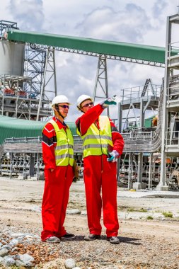 Rustenburg, Güney Afrika, 15 Ekim 2012, konveyör bant hasarı kontrol incelemesi güvenlik müfettişleri ile işleme için platin cevher taşıma