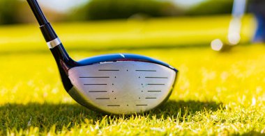 Güneşli bir günde bir Golf Sahası Fairway Golf Club