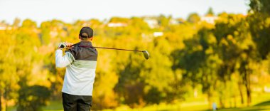 Bir sürücü Kulübü ile golf sahasında Tee kolyesi dostum