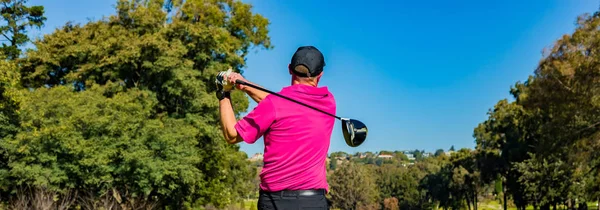 Man Tee Een Golfbaan Tee Met Een Stuurprogramma Club — Stockfoto