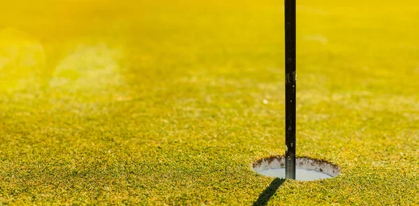 Närbild Golfbana Putting Green Hål Med Flaggstång Eftermiddag Ljus Med — Stockfoto