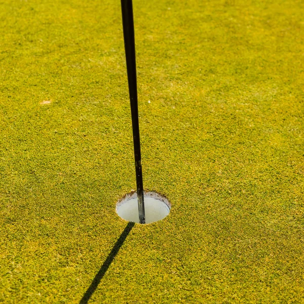 Közelről Egy Golfpálya Putting Green Lyuk Zászlótartó Délutáni Fény Árnyék — Stock Fotó