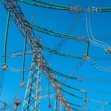 Yüksek gerilim endüstriyel elektrik hatları bir dağıtım alt istasyonunda boy