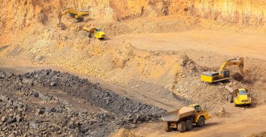 Manganez araştırma ve kazı ve yükleme cevheri Ekskavatör kayalar üzerinde bir manganez benim