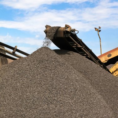 İşlenmiş manganez zengin cevheri rock manganez madenciliği ve işleme Güney Afrika büyük yığınları