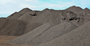 İşlenmiş manganez zengin cevheri rock manganez madenciliği ve işleme Güney Afrika büyük yığınları