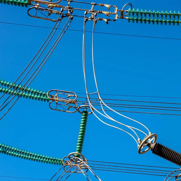 高電圧産業規模分布サブ駅の電気送電線 — ストック写真