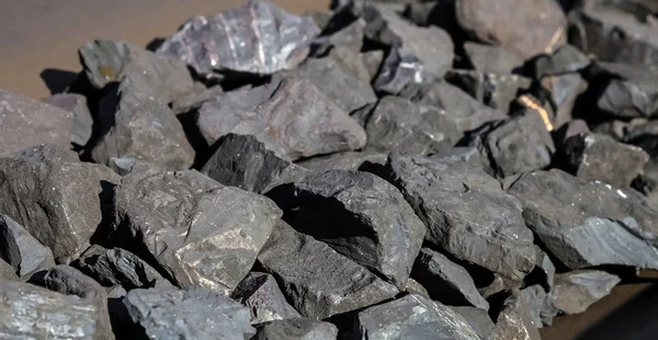 Manganez rock bir Konveyör bant üzerinde taşınan yakın çekim