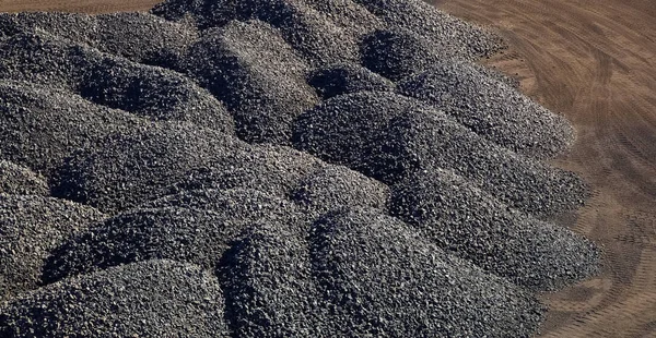 Grandes Pilhas Rocha Minério Rico Manganês Processado Manganês Mineração Processamento — Fotografia de Stock