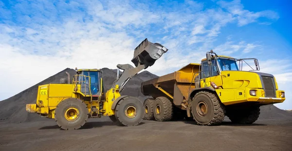 在南非运输锰进行加工 锰开采和加工的自卸车 — 图库照片
