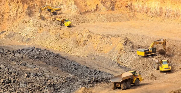 Manganez araştırma ve kazı ve yükleme cevheri Ekskavatör kayalar üzerinde bir manganez benim