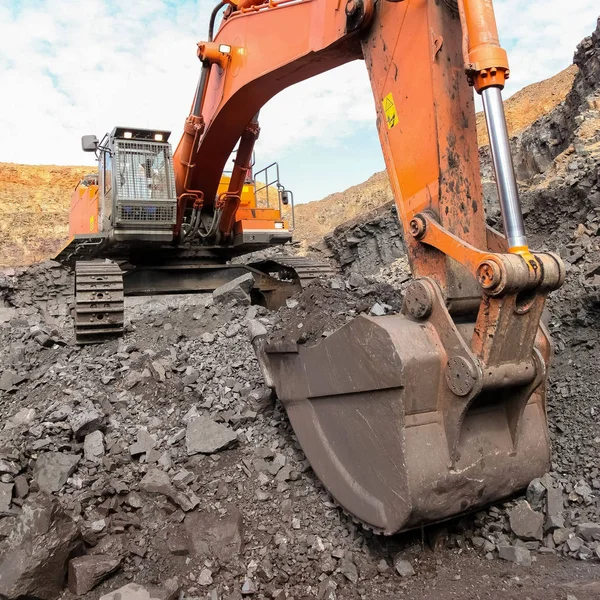 Excavadora Excavación Carga Rocas Mineral Una Mina Manganeso — Foto de Stock