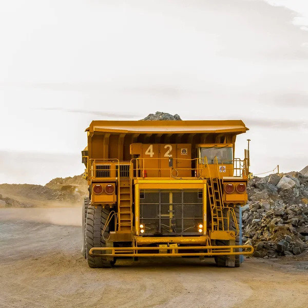 Platinum Palladium Mineração Processamento Dump Truck Para Transporte Rochas — Fotografia de Stock