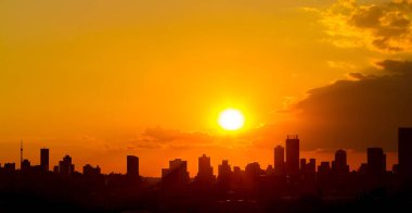Siluet şehir günbatımı Johannesburg Güney Afrika ile dramatik kırmızı ve ornage gök