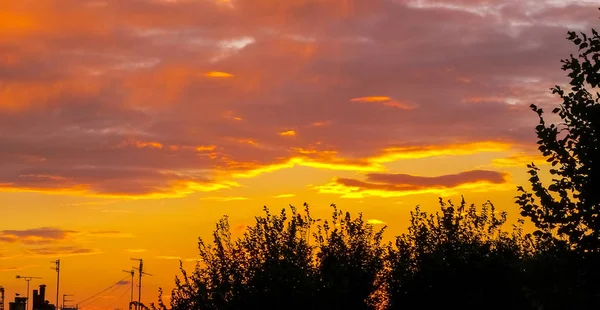 雲とブライトン英国の赤オレンジ色の空と劇的な都市日没 — ストック写真