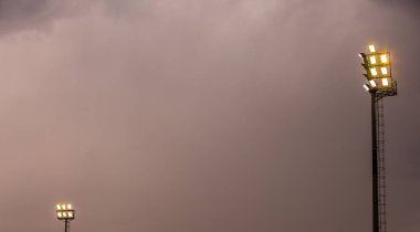 Bulutlu bir akşam parlak spor stadyum ışıkları Johannesburg Güney Afrika