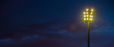 Bulutlu bir akşam parlak spor stadyum ışıkları Johannesburg Güney Afrika