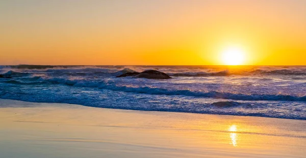 Solnedgång Sandstrand Fotograferade Västkust Vetter Mot Stranden Cape Town Sydafrika — Stockfoto