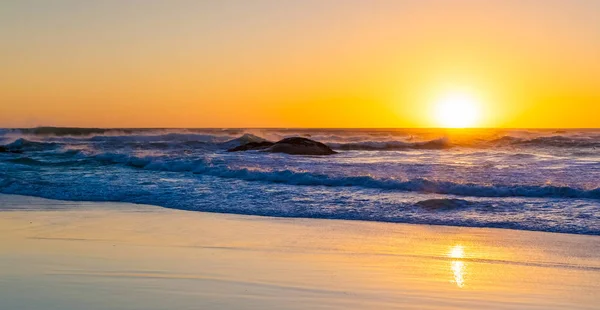 Tramonto Una Spiaggia Sabbia Fotografata Una Costa Occidentale Fronte Alla — Foto Stock